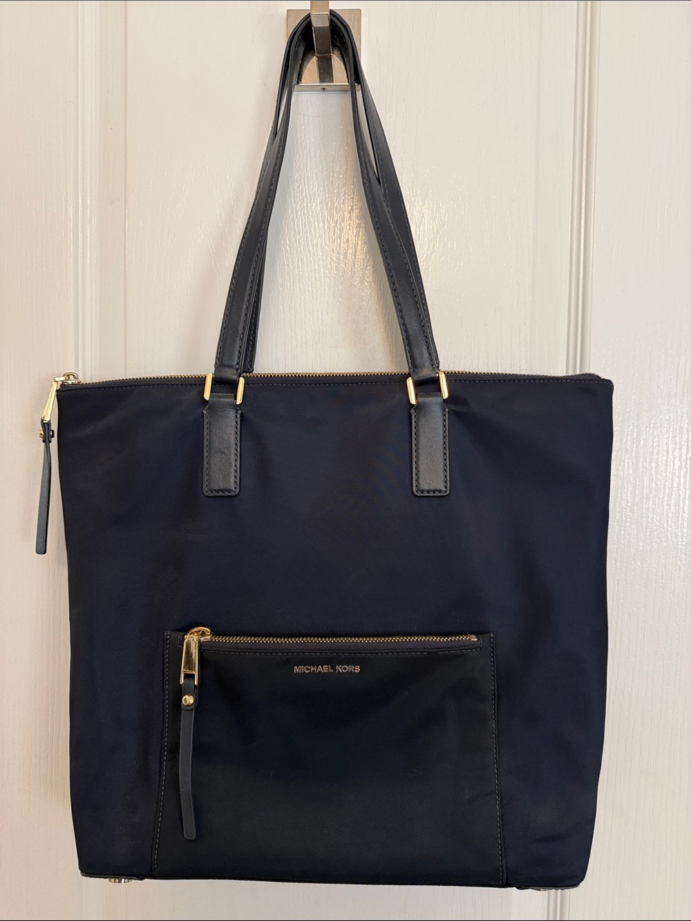 😃NWOT😃 Michael Kors Navy and Black Tote with Front Zip Pocket